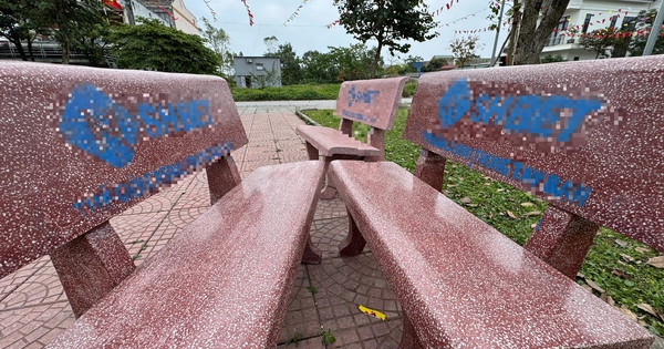 Gần 600 ghế đ&aacute; nơi c&ocirc;ng cộng bị in nội dung quảng c&aacute;o đ&aacute;nh bạc