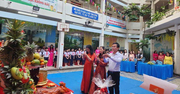 Thi&ecirc;ng li&ecirc;ng lễ giỗ tổ H&ugrave;ng Vương trong trường học TP.HCM