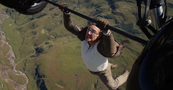 Tom Cruise khiến người h&acirc;m mộ 'th&oacute;t tim' trong trailer 'Mission: Impossible 8'