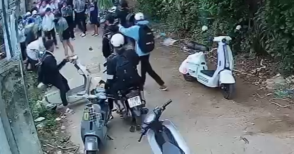 Một nữ sinh lớp 10 xin nghỉ học v&igrave; bị đ&aacute;nh hội đồng