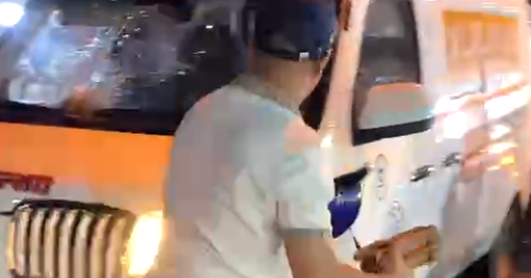 Tạm giữ người đ&agrave;n &ocirc;ng đập vỡ k&iacute;nh &ocirc; t&ocirc; ở TP.HCM