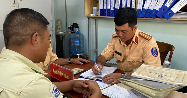 Chủ xe v&agrave; t&agrave;i xế bị CSGT TP.HCM phạt 66 triệu đồng v&igrave; để rơi cuộn th&eacute;p