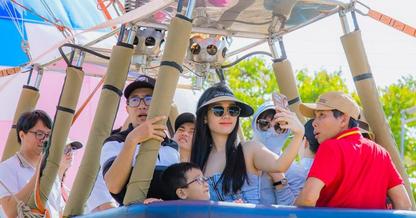 Du kh&aacute;ch trải nghiệm khinh kh&iacute; cầu ở Bu&ocirc;n Đ&ocirc;n