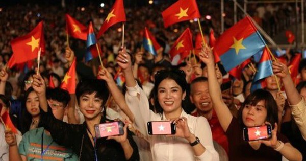 Quảng Ninh đ&atilde;i kh&aacute;ch bằng carnaval Hạ Long rực rỡ sắc m&agrave;u