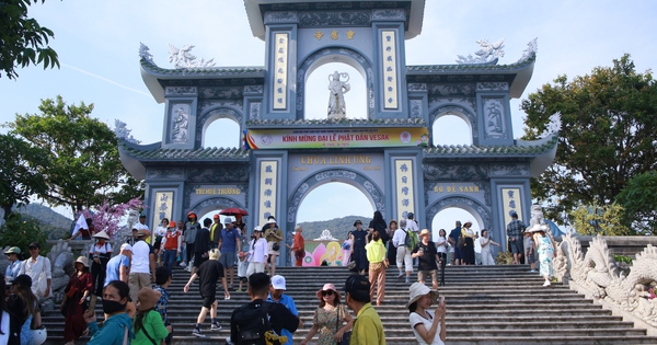 Du kh&aacute;ch &ugrave;n &ugrave;n đổ về c&aacute;c điểm du lịch Đ&agrave; Nẵng