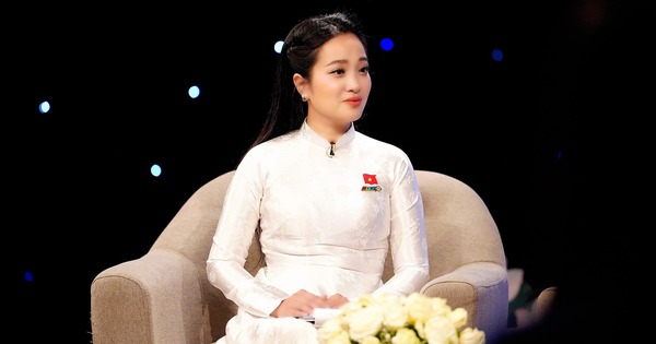 MC c&oacute; m&agrave;n 'bắn' tiếng Anh đối thoại với nh&acirc;n chứng lịch sử l&agrave; ai?