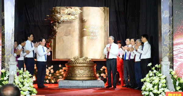 Tổng Bí thư Tô Lâm tặng tác phẩm 'Việt Nam - những trang sử vàng' cho Khu di tích Kim Liên