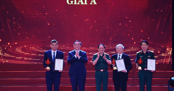 GS triết học đoạt giải cao nhất cuộc thi bảo vệ nền tảng tư tưởng của Đảng
