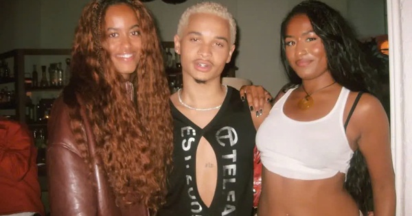 Hai &aacute;i nữ nh&agrave; Barack Obama hiếm hoi lộ diện