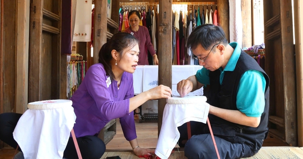 Du kh&aacute;ch h&oacute;a th&agrave;nh nghệ nh&acirc;n th&ecirc;u ren, dệt c&oacute;i m&agrave; kh&ocirc;ng mất tiền