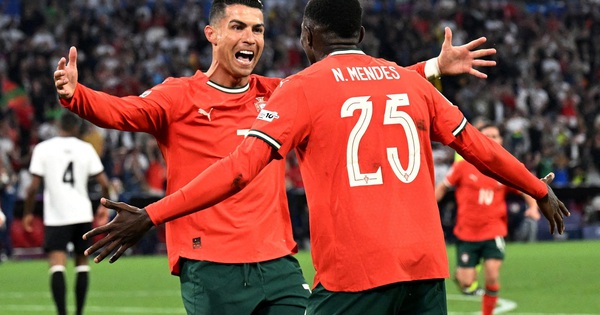 Ronaldo ghi bàn thắng lịch sử đưa Bồ Đào Nha vào chung kết UEFA Nations League