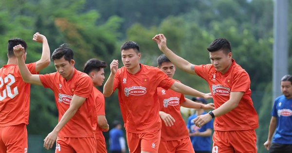 Đội tuyển Việt Nam chuyển sân 'sang, xịn, mịn', không phải vừa tập vừa... ngắm ô tô