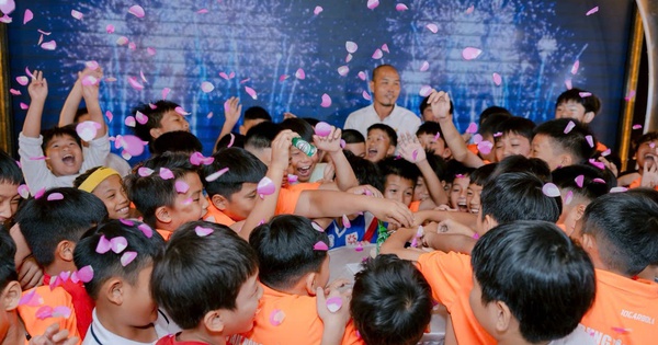 Hơn 1 thập kỷ, cựu cầu thủ Lưu Ngọc Hùng chắp cánh ước mơ cho nhiều tài năng trẻ 