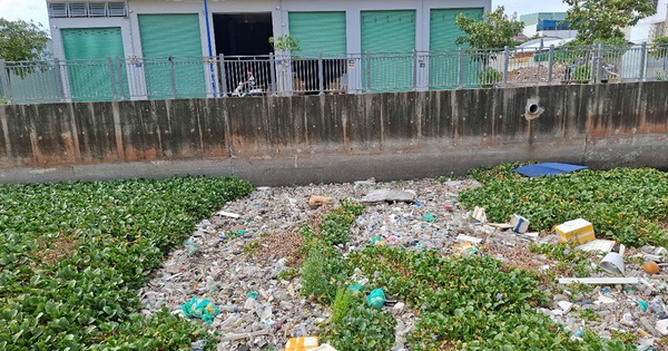 Kênh đầy rác, gây ô nhiễm