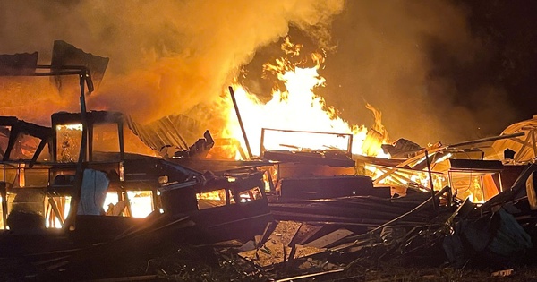 Phú Quốc: Cháy nhà kho, lực lượng chữa cháy căng mình chống lan sang rừng phòng hộ