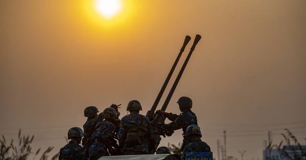 Tư lệnh Vũ Hồng Sơn kiểm tra trận địa phòng không tham gia bảo vệ Đại hội XIV