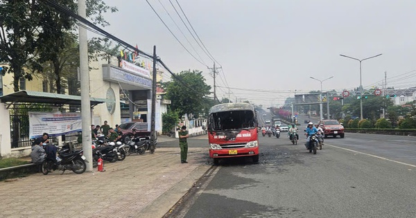 Cháy xe đưa rước công nhân ngay trước cổng trường học ở Đồng Nai