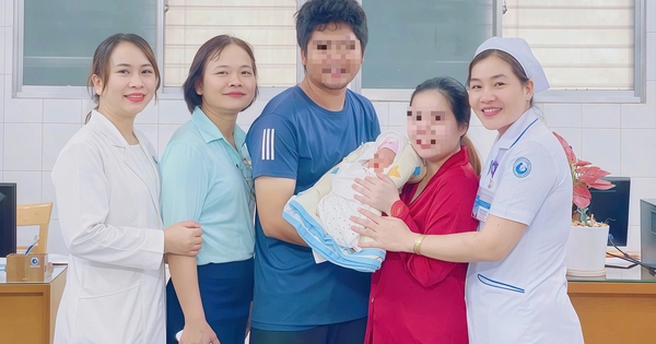 Trì hoãn sinh hơn 8 tuần để cứu em bé trong song thai có 1 thai lưu