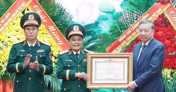 Tổng B&iacute; thư trao danh hiệu Anh h&ugrave;ng LLVT nh&acirc;n d&acirc;n tặng Tổng cục Hậu cần - Kỹ thuật