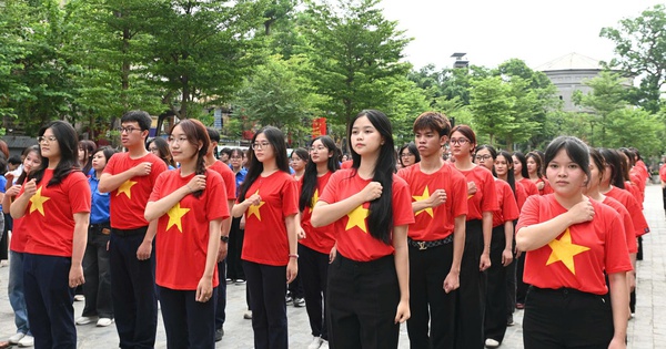 Người trẻ cả nước đồng loạt chào cờ trước giờ khai mạc Đại hội XIV của Đảng