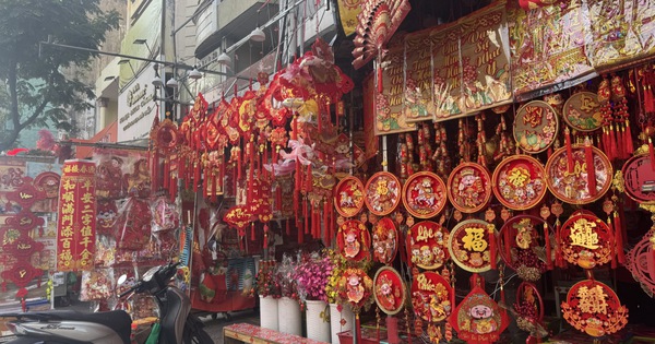 Vào mùa kinh doanh tết, phố phụ kiện trang trí rực rỡ sắc màu