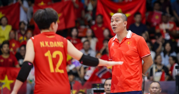 HLV Nguyễn Tuấn Kiệt cùng dàn sao bóng chuyền gia nhập CLB Hà Nội Tasco Auto