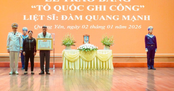 Trao bằng Tổ quốc ghi công liệt sĩ Đàm Quang Mạnh hy sinh tại quần đảo Trường Sa