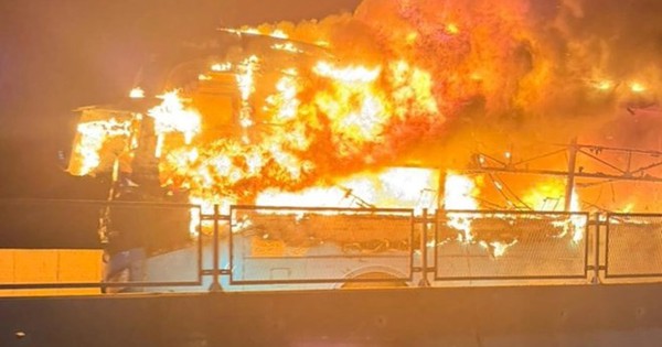 Xe khách bốc cháy trên cao tốc, nam sinh lớp 12 tử vong