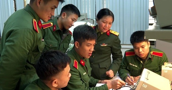 Sinh viên tốt nghiệp xuất sắc vào quân đội hưởng phụ cấp 250% lương