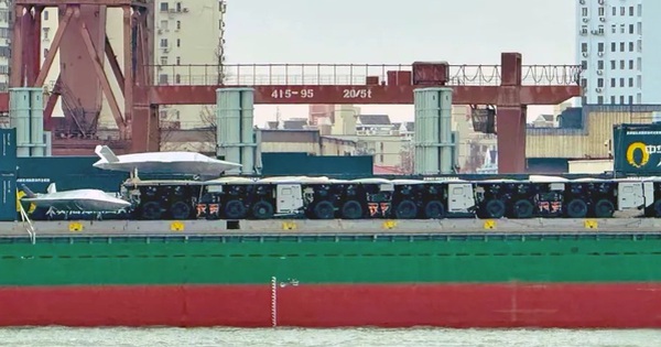 Tàu hàng Trung Quốc mang ống tên lửa vừa có thêm máy phóng UAV?