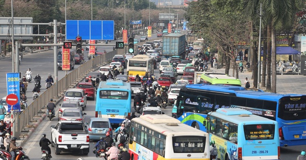 Chiều nay, các tuyến đường cửa ngõ và trong nội đô Hà Nội đều ùn ứ