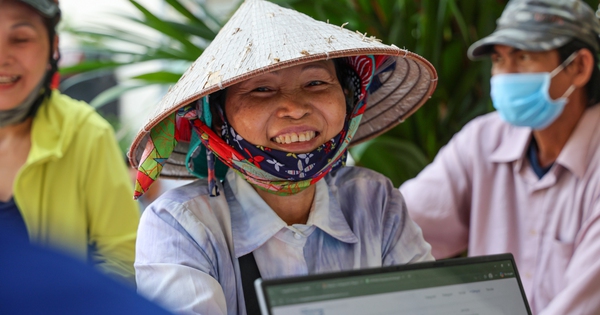 Những khoảnh khắc ấm lòng tại các điểm đăng ký nhận vé xe tết miễn phí