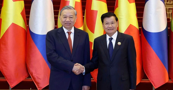 Tổng B&iacute; thư T&ocirc; L&acirc;m gửi thư ch&uacute;c mừng &ocirc;ng Thongloun Sisoulith t&aacute;i đắc cử Tổng B&iacute; thư L&agrave;o