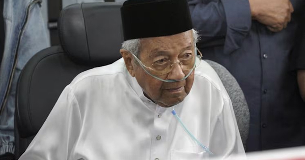 Cựu Thủ tướng Malaysia Mahathir nhập viện sau khi vợ qua đời