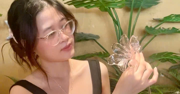 Cô gái làm hoa thủy tinh bán với giá 1 triệu đồng/bông