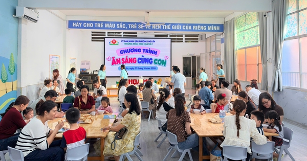 Trường học TP.HCM mời phụ huynh vào trường ăn sáng