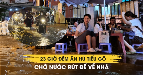 TP.HCM ngập nặng sau mưa lớn: 23 giờ đêm ăn hủ tiếu gõ chờ nước rút để về