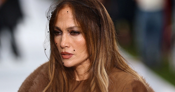 Cát sê gây sốc của Jennifer Lopez tại 'Paris Fashion Week'
