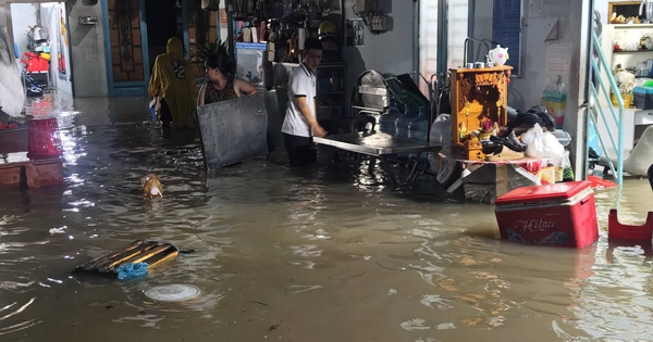 Mưa lớn ở TP.HCM: Nhiều người trắng đêm thấp thỏm, dọn nước ngập vào nhà