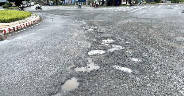 Nhiều ổ gà ngay vòng xoay Tân Kim