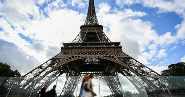Lãnh đạo Tháp Eiffel sẽ từ chức vì vụ việc gây phẫn nộ