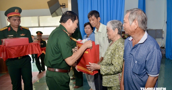 Đại tướng Nguyễn Tân Cương trao tặng 6 tỉ đồng xây nhà cho các hộ nghèo