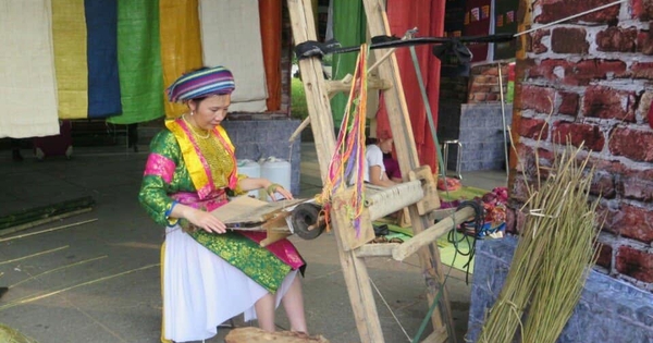 Người phụ nữ Mông học chữ ở tuổi lấy chồng, 'dệt' thêm cơ hội cho chị em