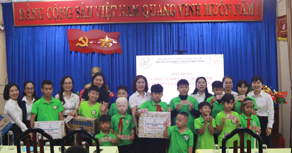 Ban Nữ công PC Quảng Trị trao học bổng cho học sinh khuyết tật
