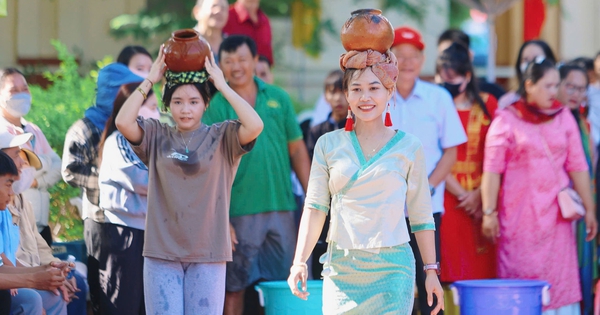 Đội lu nước trên đầu, du khách hào hứng thi tài tại lễ hội Katê