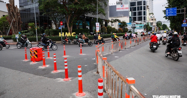 Sáng 10.10, đường Đinh Tiên Hoàng ở TP.HCM nối dài dải phân cách, có người lúng túng