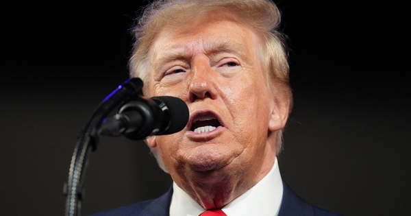 Diễn biến nóng ở sân bay Riyadh, ông Trump nói sẽ có quyết định mới