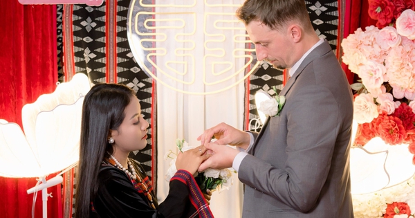 Chàng trai Bỉ mang cồng chiêng, 10 con heo, 2 con dê... hỏi cưới cô gái Tà Ôi