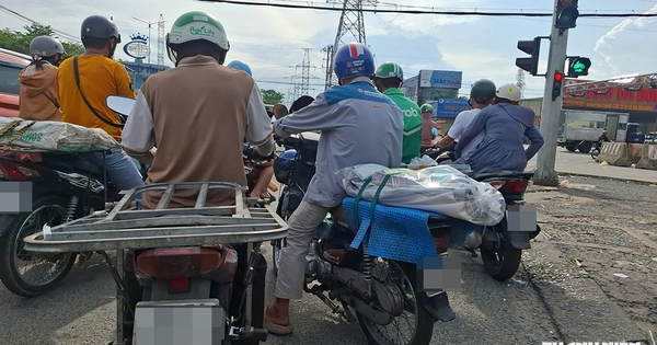 Vô tư chạy xe trên vỉa hè