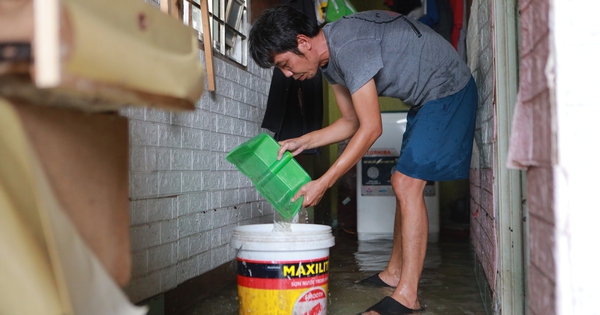 Phòng trọ ngập nước ở TP.HCM, nữ công nhân mất số tài sản bằng 2 tháng lương